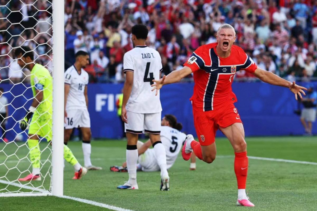 Haaland faz 2 à la Haaland em vitória da Noruega na estreia