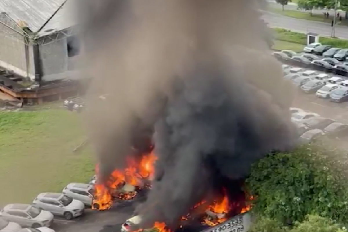 Helicópteros colidem no ar e caem no Rio; 6 morrem
