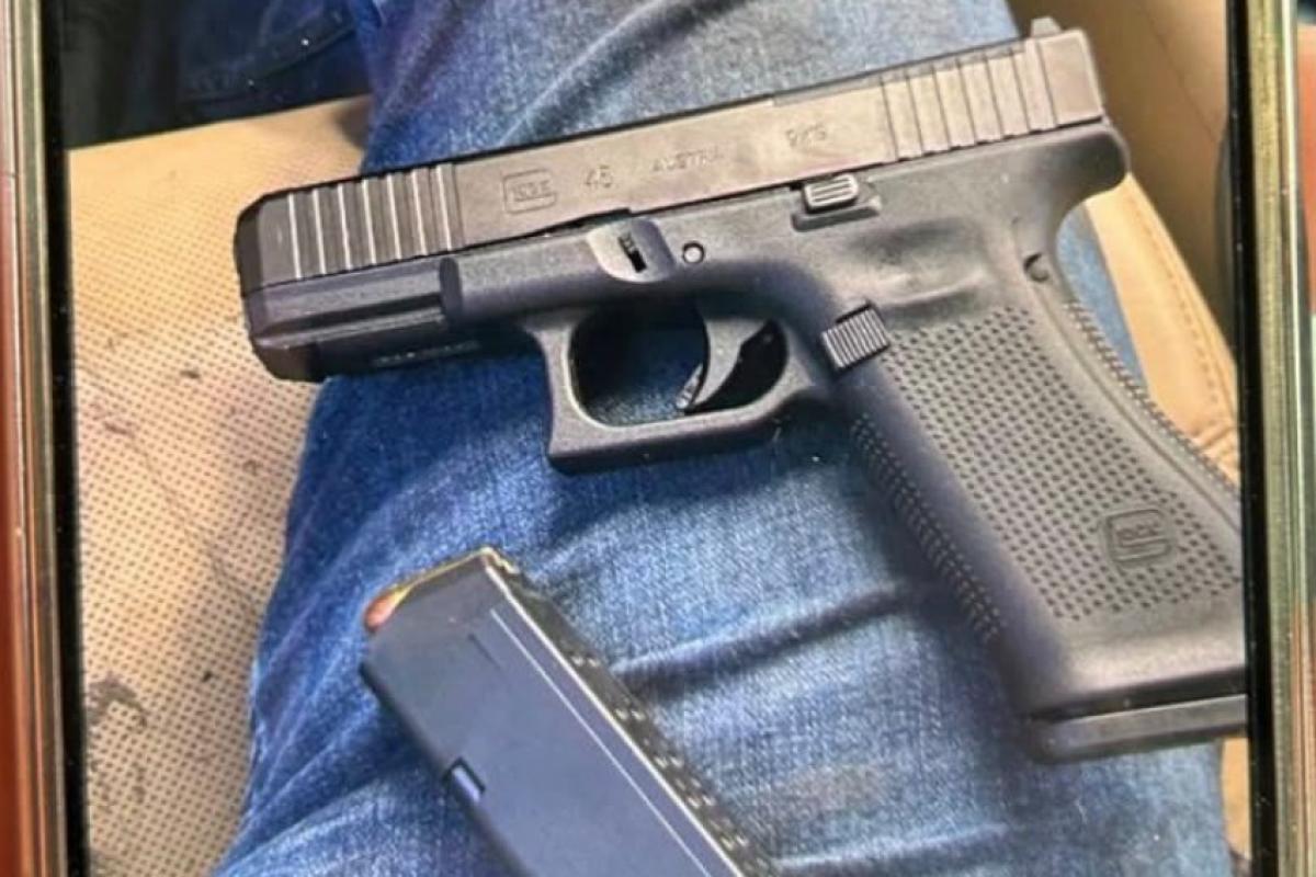 Homem ameaça e agride a ex e debocha da polícia com foto de arma
