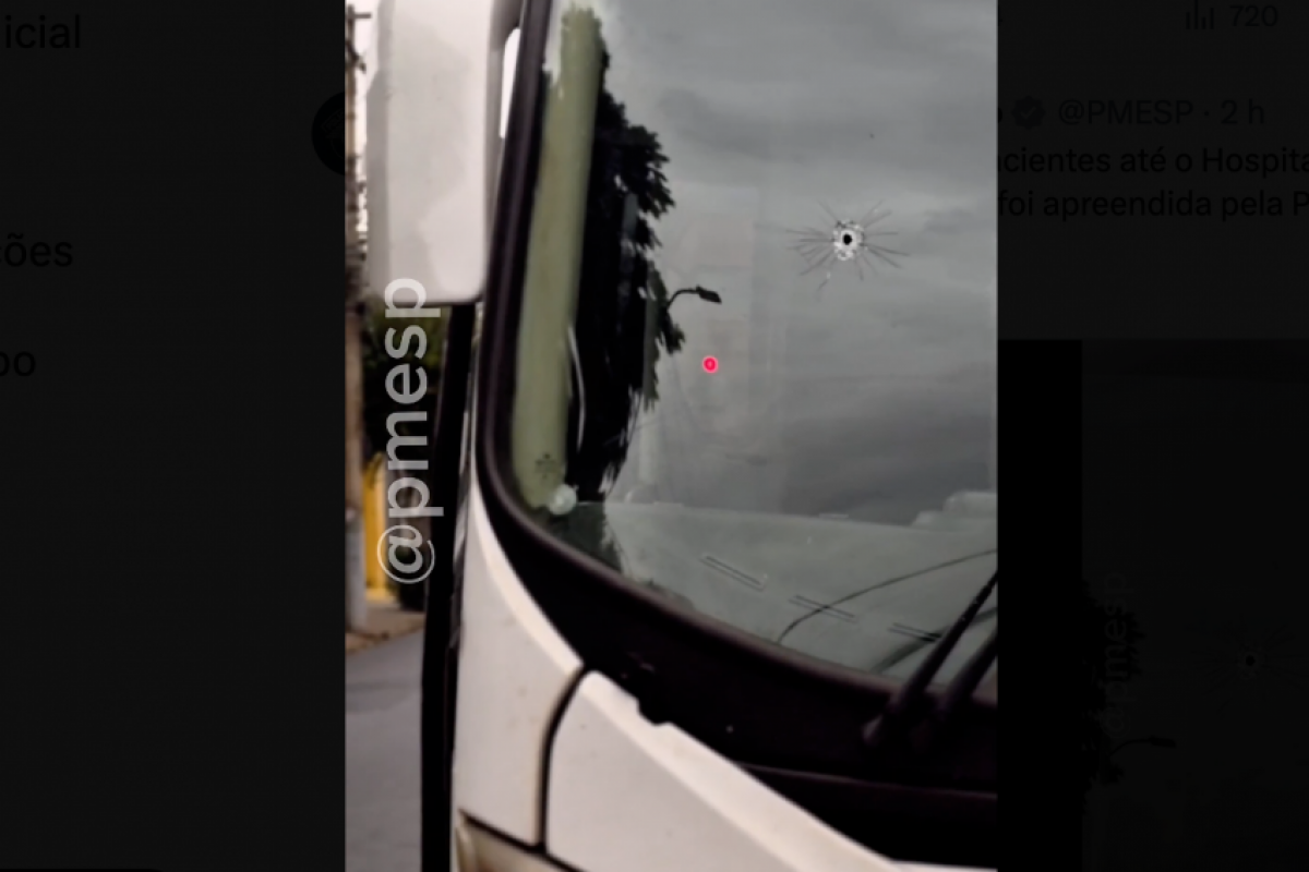 Homem armado invade ônibus e faz 13 reféns