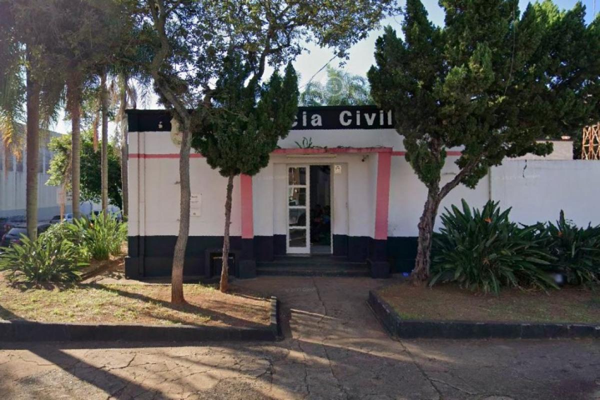 Homem briga com a mulher, pede para ser preso e até ronca na cela