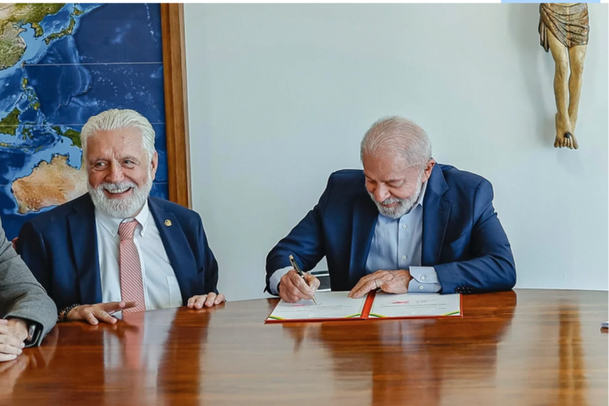 Jaques Wagner tenta convencer Lula a mantê-lo na liderança