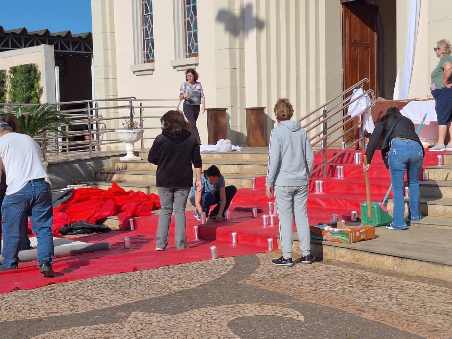 Mãos que acolhem a fé: O trabalho comunitário por trás do Corpus Christi em Pirajuí