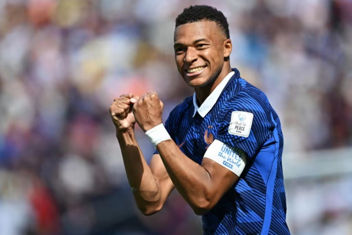 Mbappé faz 2, supera Pelé e lidera vitória da França na estreia