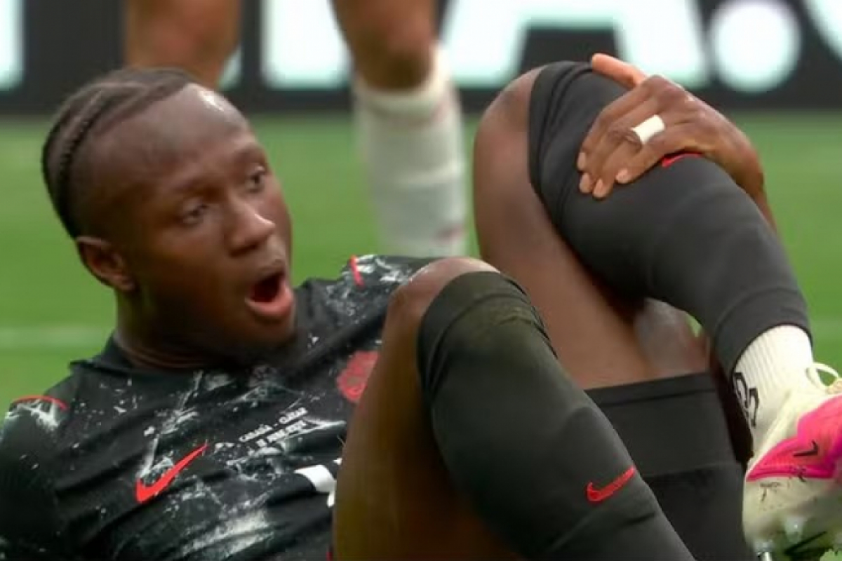 Meio-campista canadense sofre lesão grave em jogo contra o Qatar