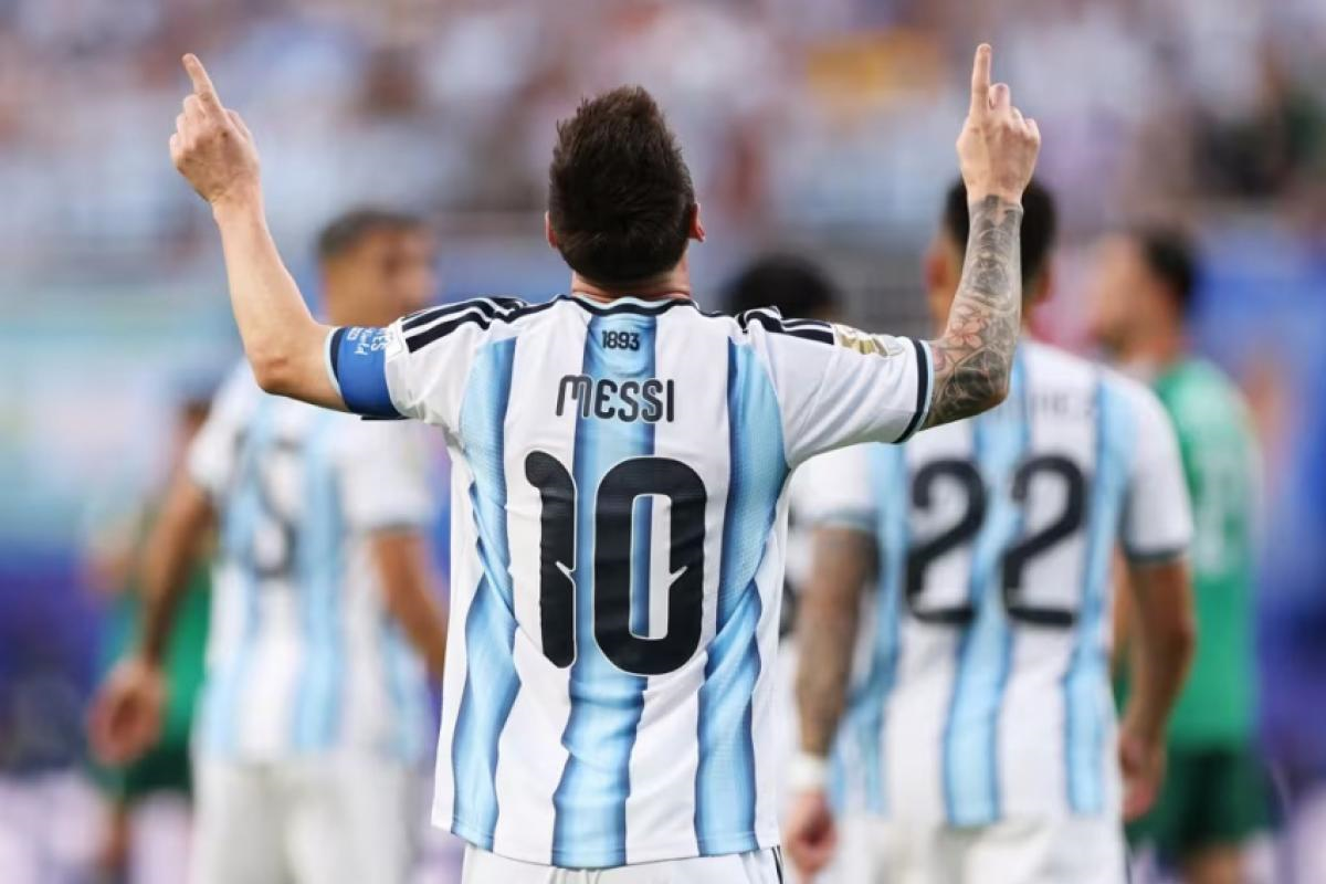 Messi faz 3 na estreia e empata como maior artilheiro das Copas