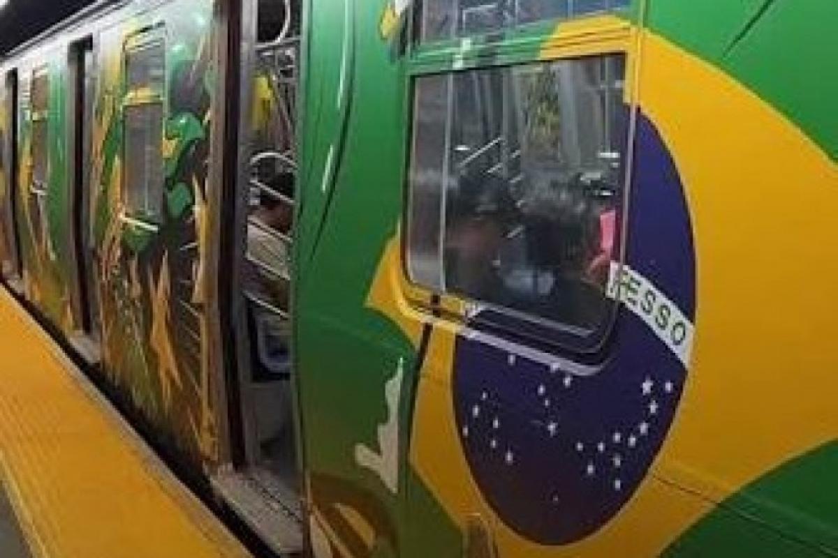 Metrô de NY está 'vestido' para a Copa, com vagão brasileiro