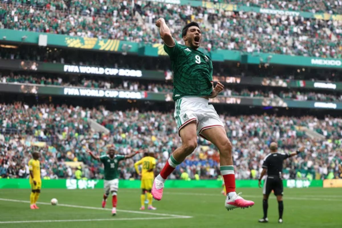 Mexicano de gol na Copa quase morreu após choque com David Luiz
