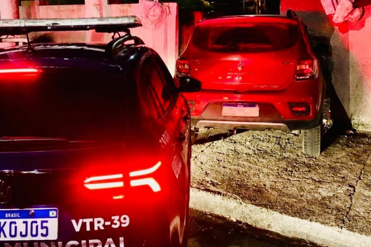 Motorista embriagado quebra muro e invade quintal de casa