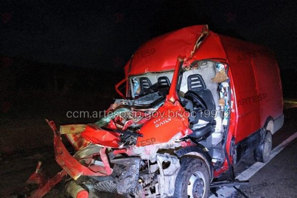 Motorista fica preso às ferragens após bater em Santa Cruz
