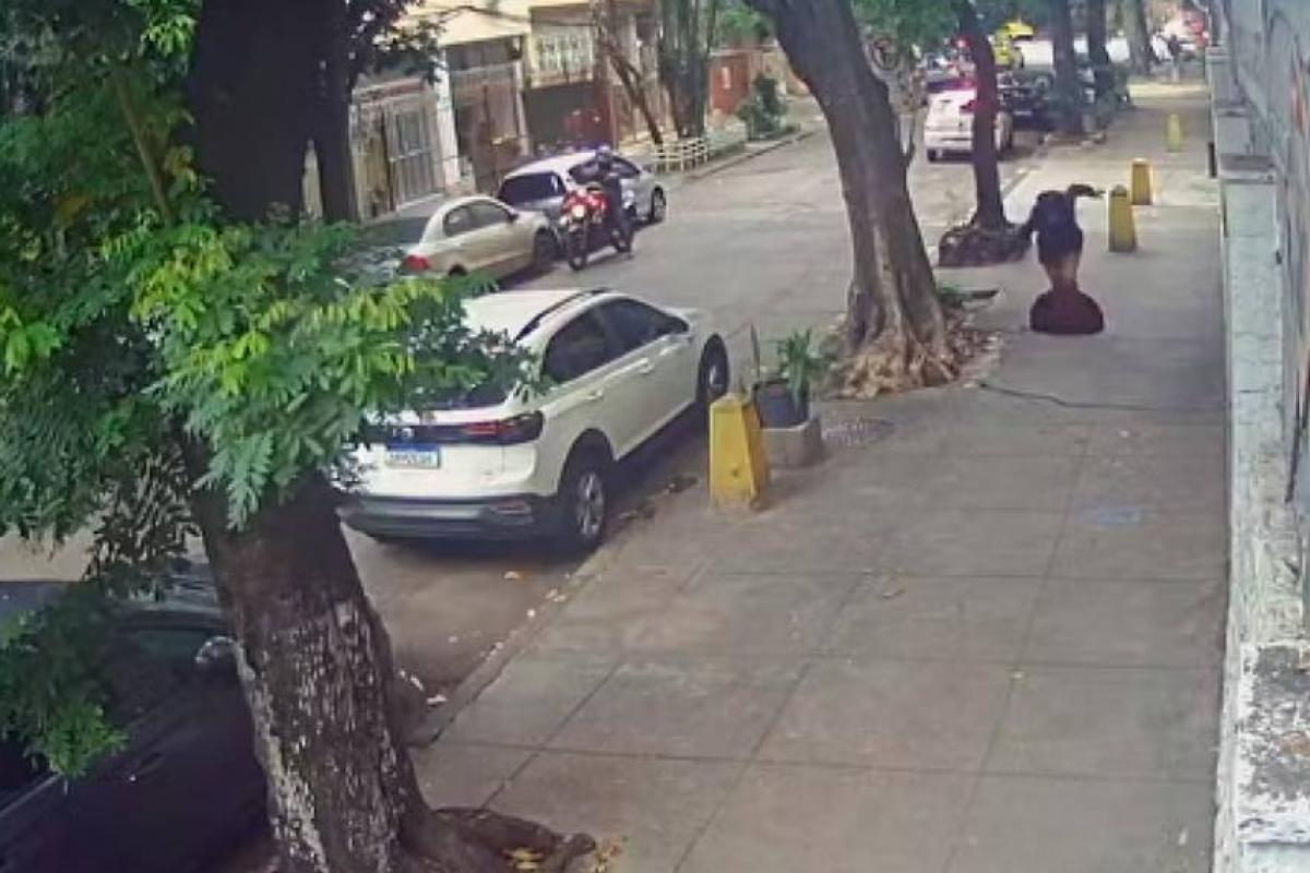 Mulher cai em bueiro após pisar em tampa mal encaixada