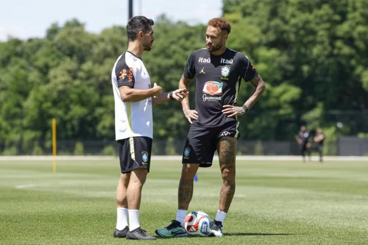 Neymar completa 1 mês lesionado com 15 minutos de treino em campo
