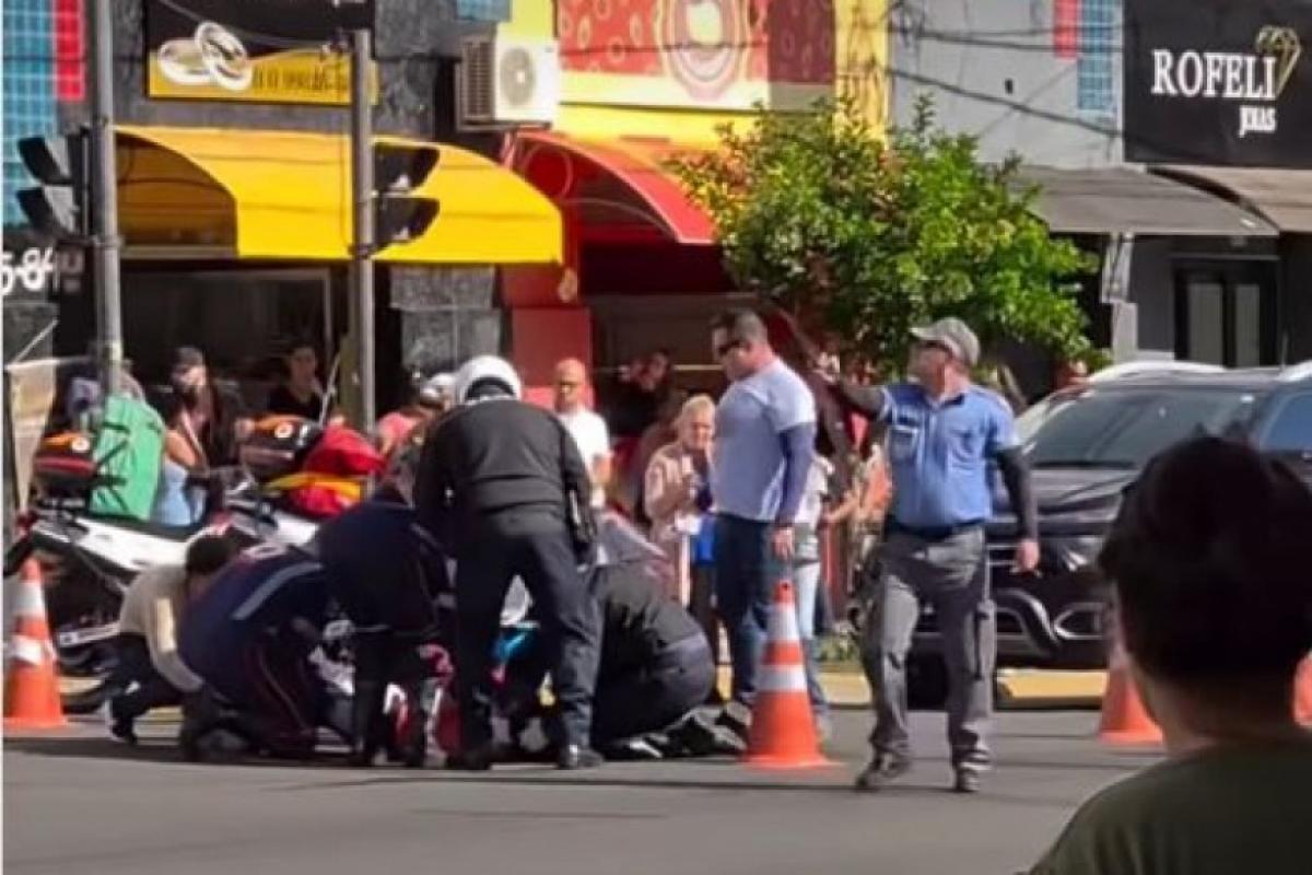 Pedestre é atropelada por moto em cruzamento no Centro de Bauru