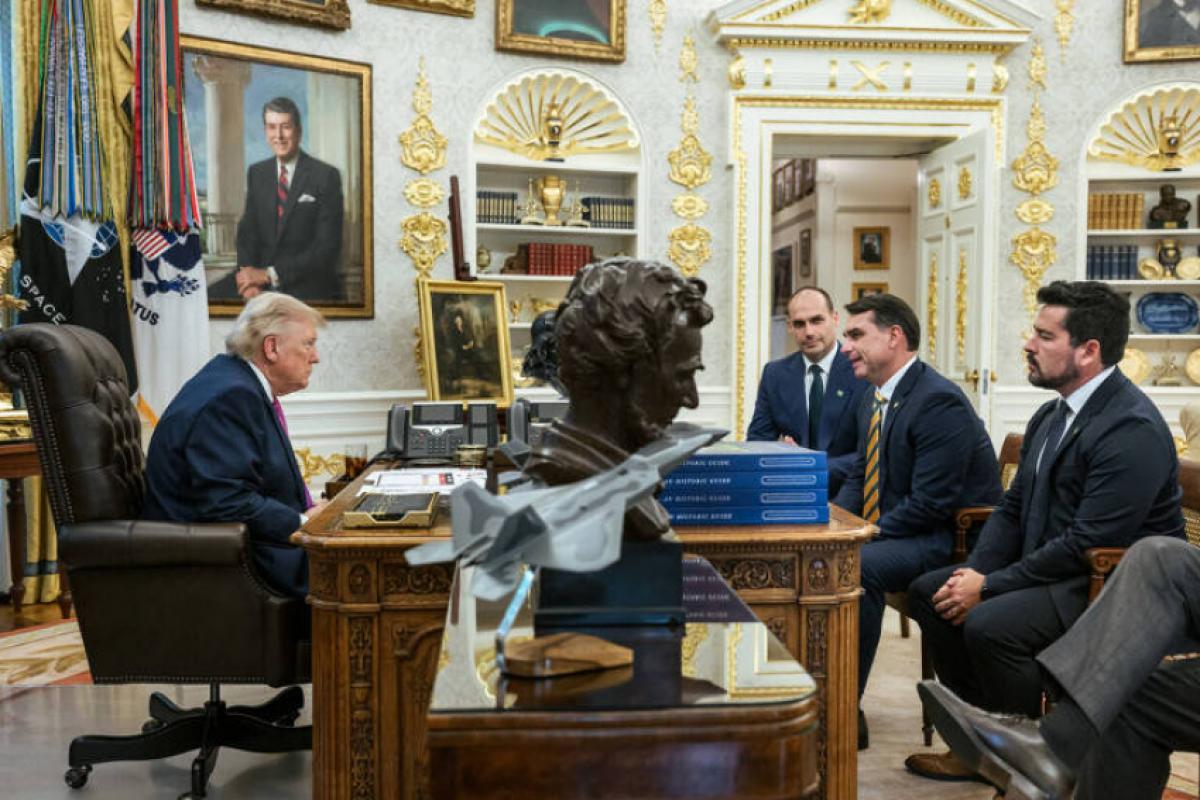 Trump posta foto com Flávio Bolsonaro no mesmo dia do tarifaço