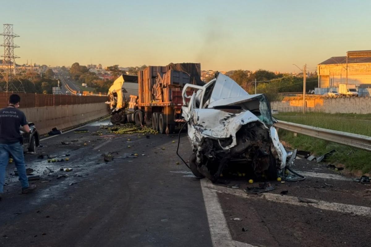 7 horas após engavetamento com 10 veículos, rodovia segue fechada