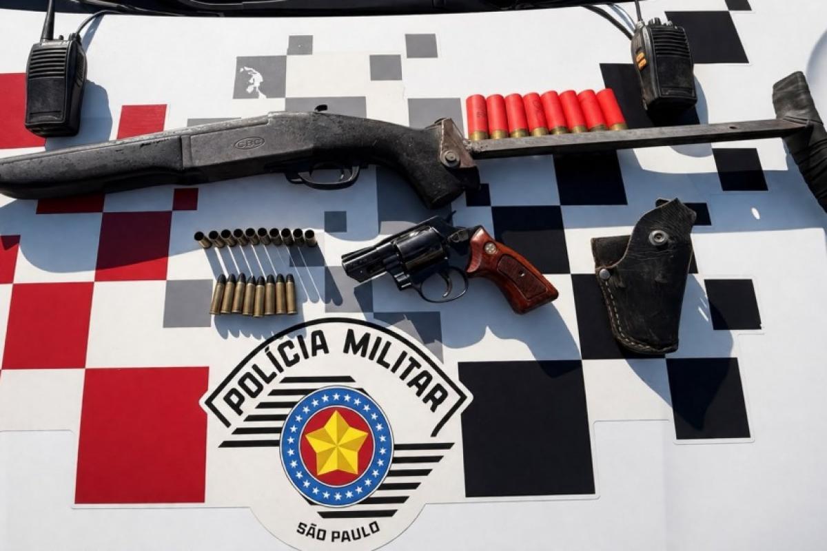Após agredir a mulher, homem é flagrado com armas de fogo e preso