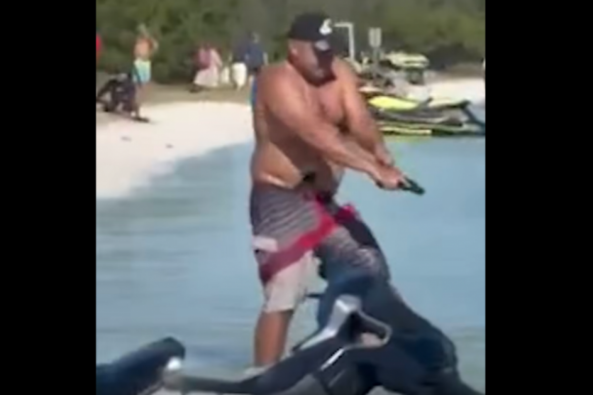 Banhista tenta atirar contra velejador, mas arma falha; VÍDEO