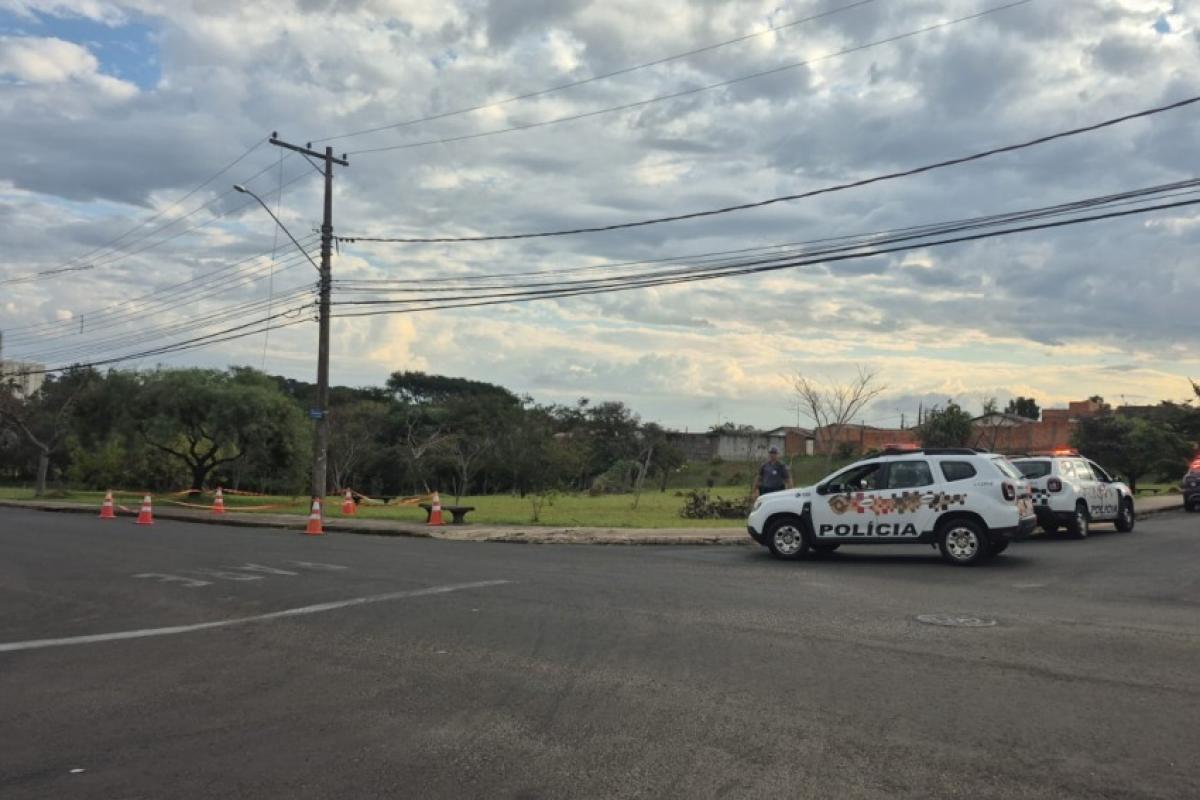 Cabo de alta tensão atinge carro e dois ocupantes ficam 'presos'