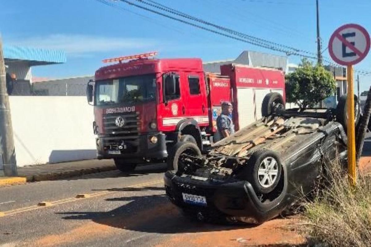 Carro capota após acidente em cruzamento de Bauru