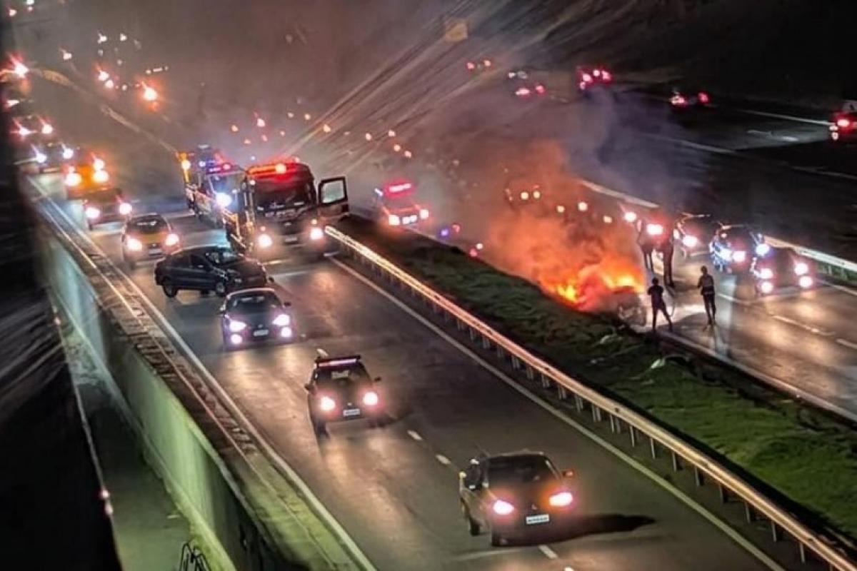 Carro pega fogo após colisão na Rondon, em Bauru; VÍDEO
