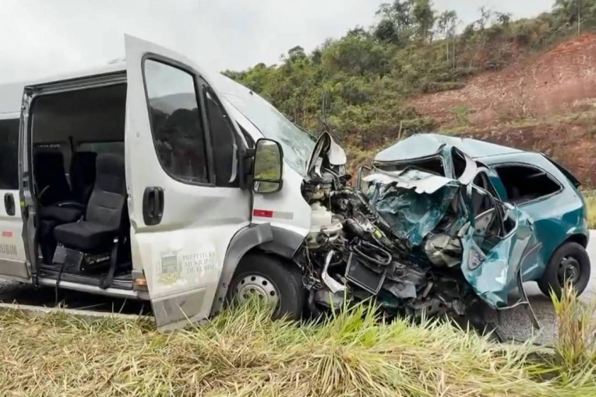 Cinco pessoas morrem em acidente entre carro e van na BR-116