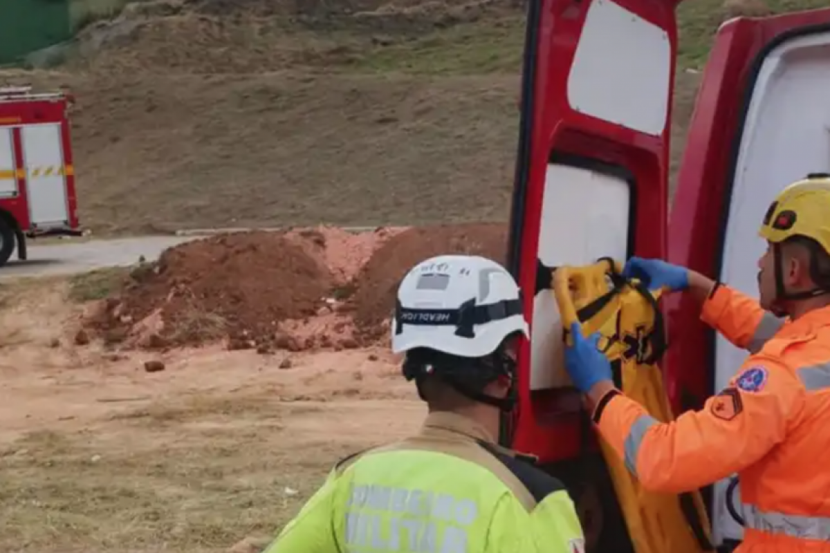 Coveiro cai em cova de 4m e é resgatado por bombeiros