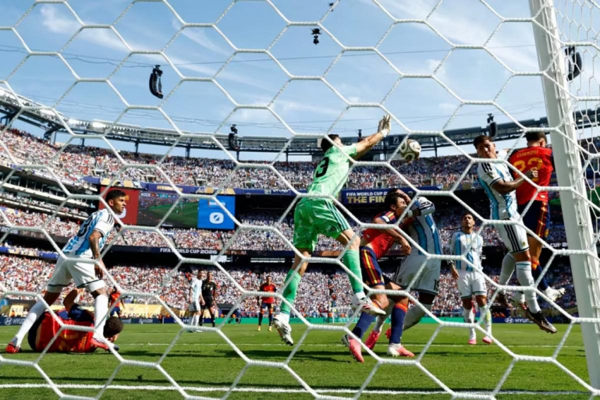 Em 'final de infarto' para espanhóis, Argentina 'cai de pé'