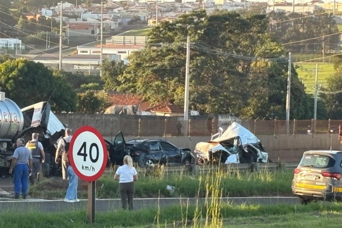 Engavetamento com 10 veículos deixa feridos em Jaú; VÍDEO