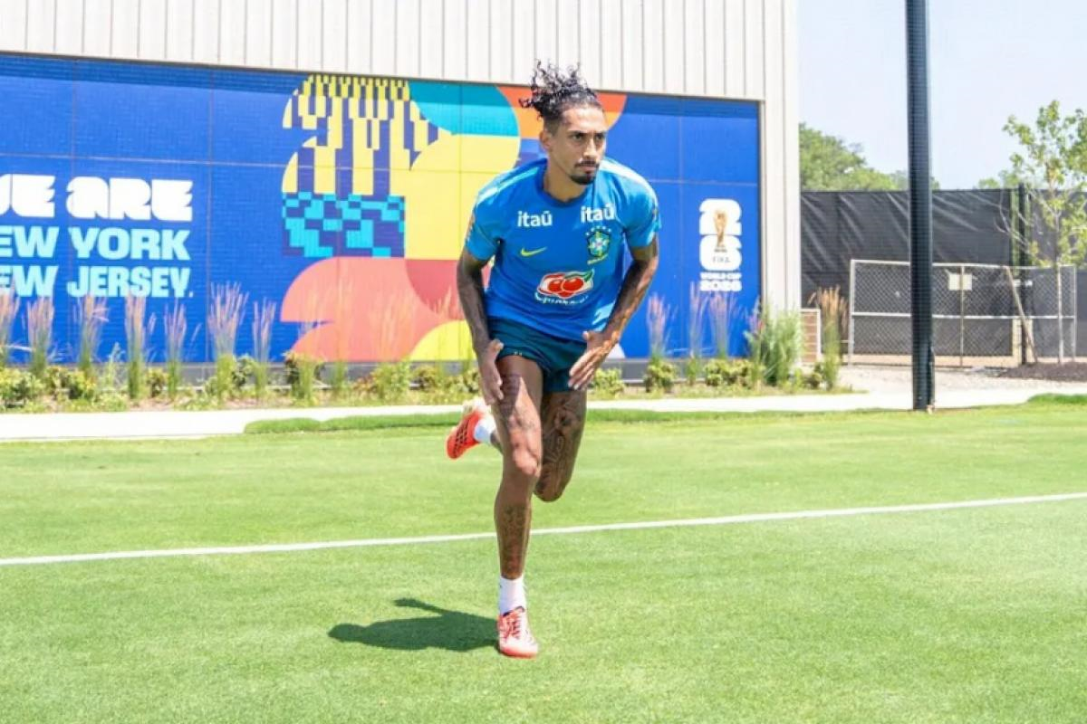 Festejado, Raphinha treina e se aproxima de retorno à Copa