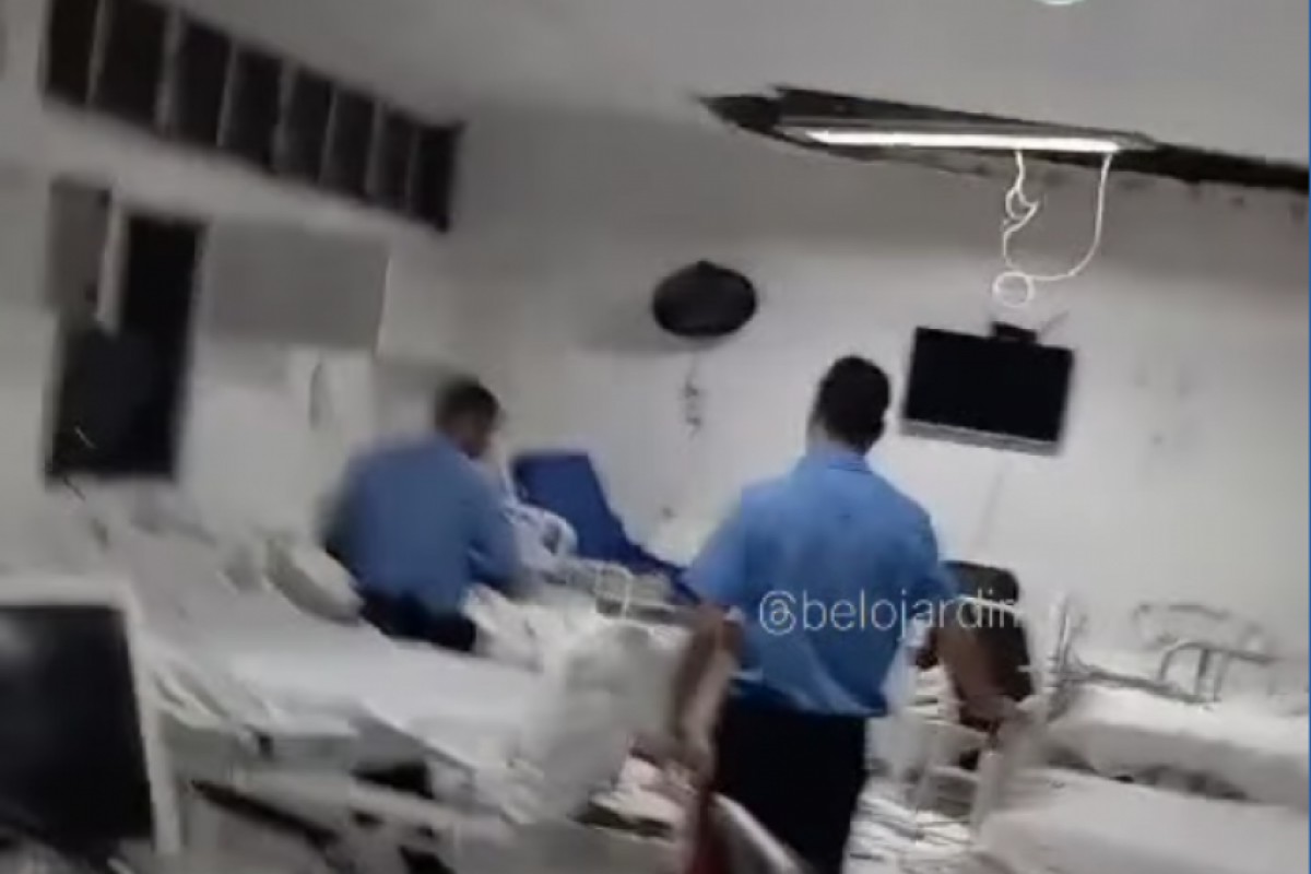 Forro de hospital desaba sobre mãe e recém-nascido