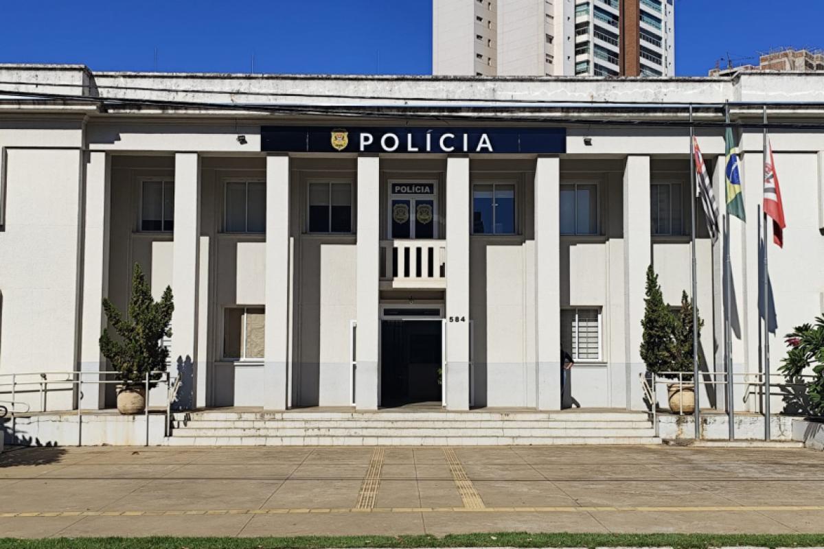 Grupo agride adolescente dentro de escola estadual