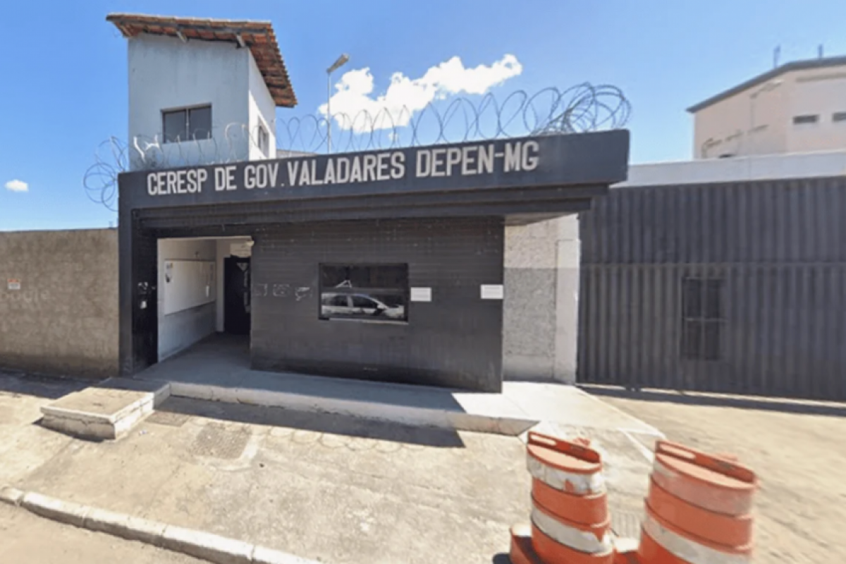 Homem descobre que é procurado e se entrega à polícia