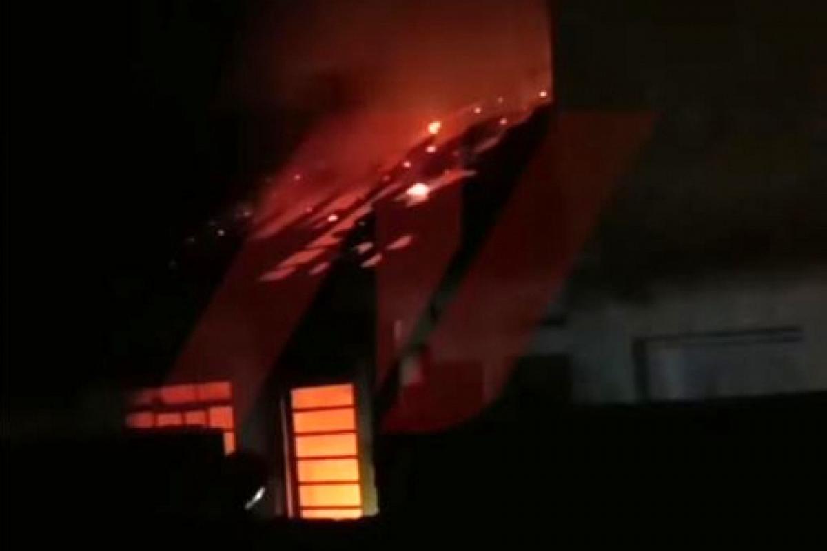 Homem e cachorro morrem durante incêndio em edícula; VÍDEO