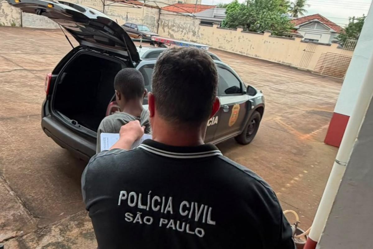 Homem ignora protetiva, tenta levar filho, agride a ex e é preso
