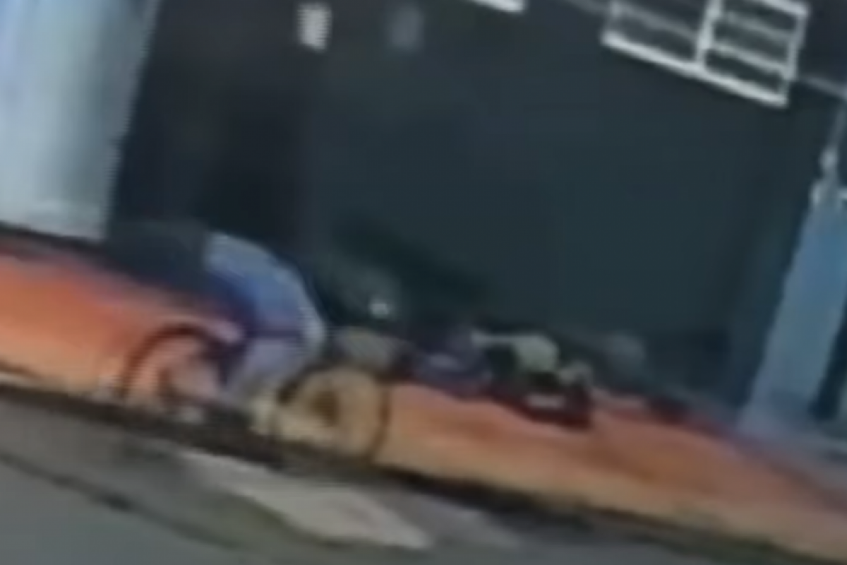 Homem se aproxima de bike, atira e mata morador de rua; VÍDEO
