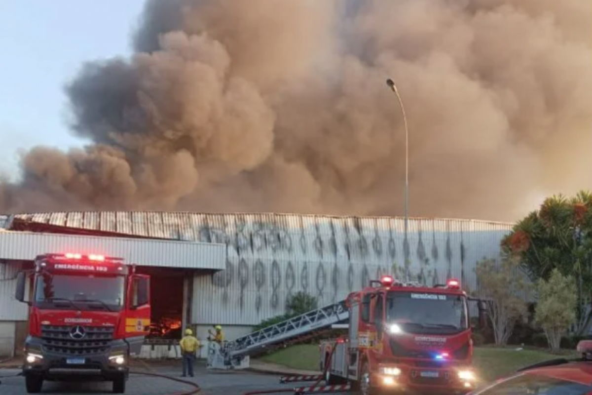 Incêndio destrói fábrica de grupo gigante da moda