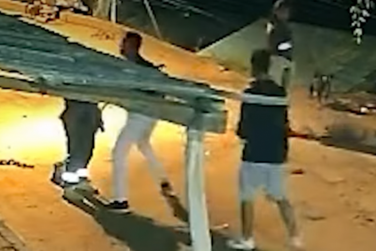 Influenciador vai à delegacia e pede perdão a garis por agressão