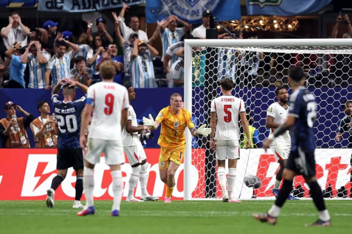 Inglaterra se amontoa na defesa, e Argentina martela até virar