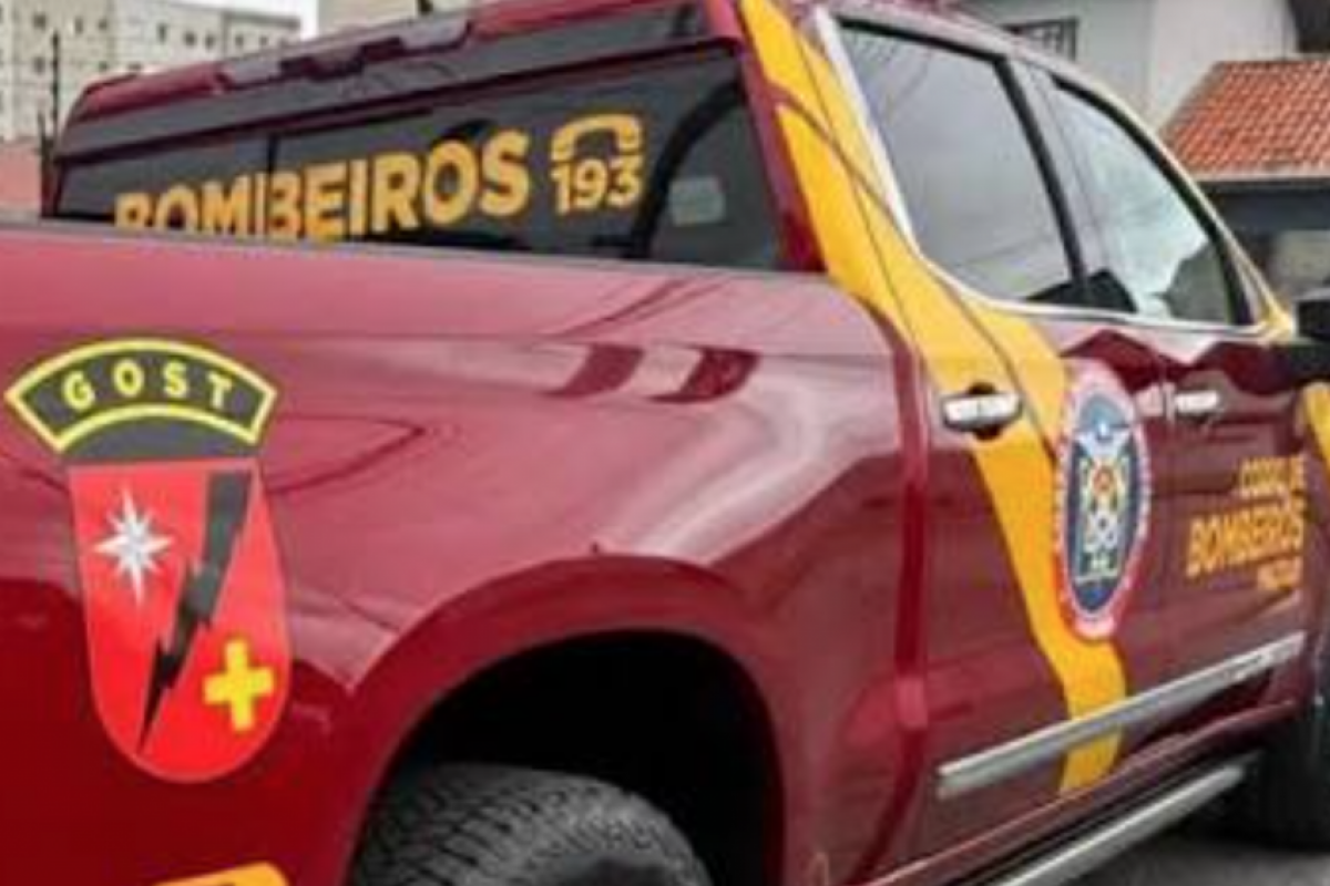 Jovem com fones de ouvido é atropelado por trem