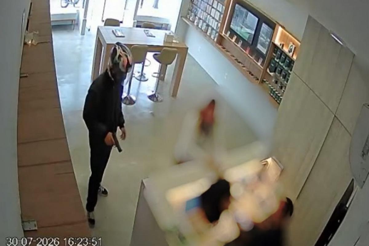 Ladrão atira 3 vezes em roubo a loja de celular na Getúlio; VÍDEO