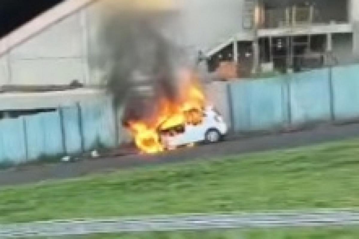 Manhã começa em Bauru com carro pegando fogo na Nações; VÍDEO
