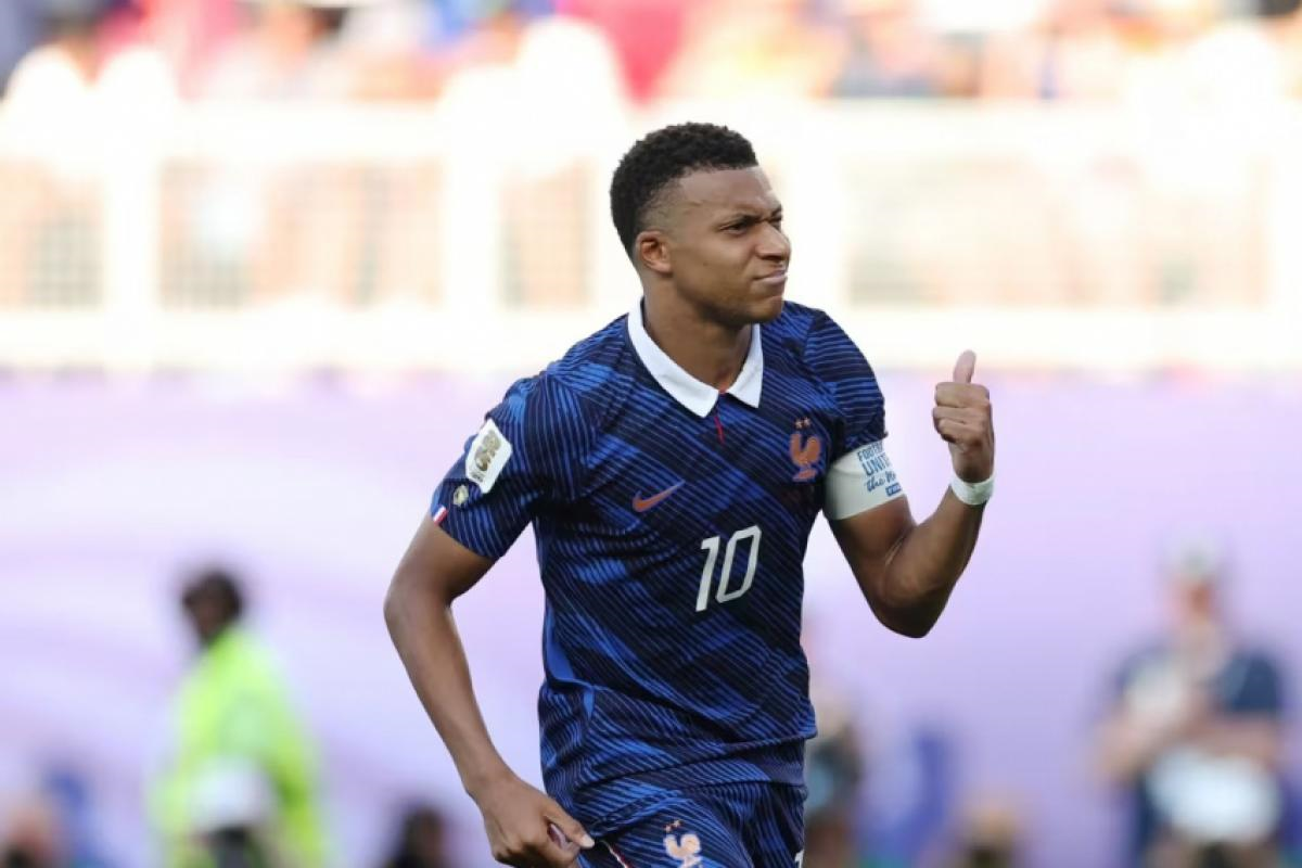 Mbappé responde ataques racistas de senadora do Paraguai