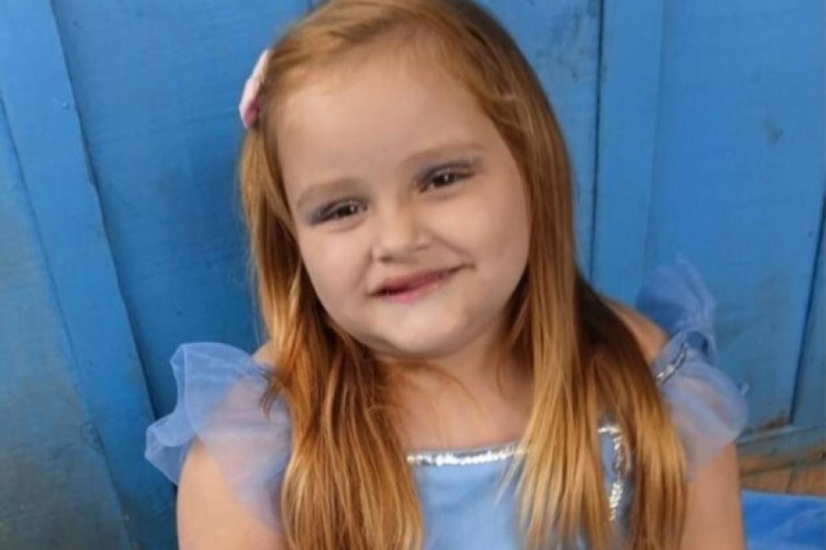 Menina de 4 anos morre após carro da família cair de ponte