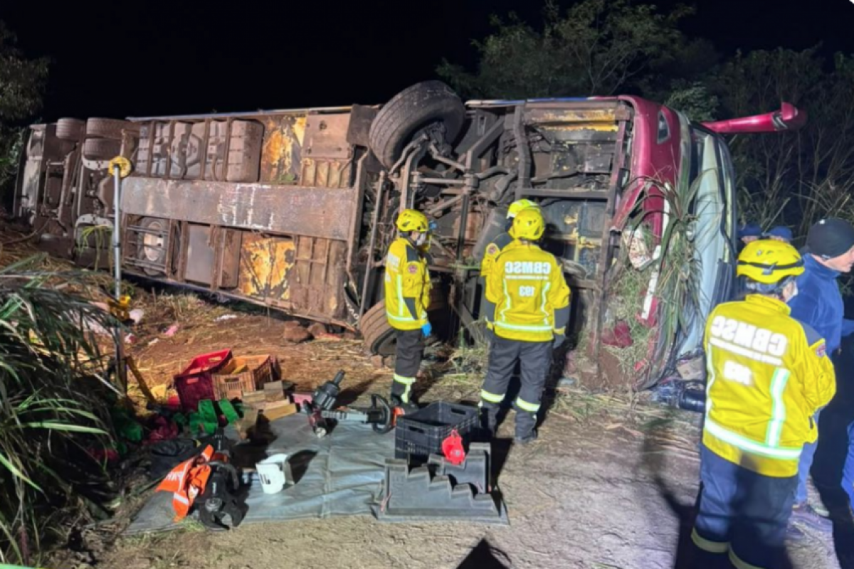 Ônibus de turismo com 67 a bordo capota; há mortos e feridos