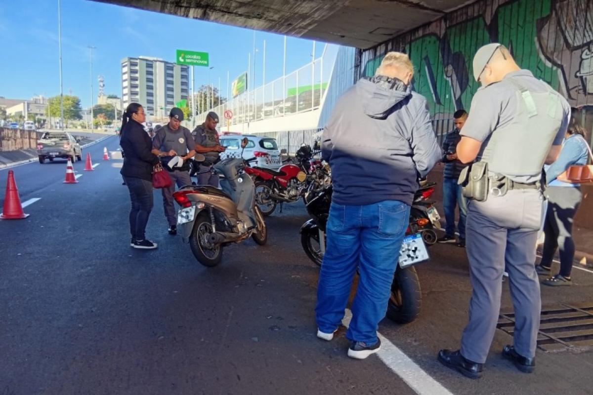 Operação Direção Segura e Silenciosa da PM vistoria 607 motos