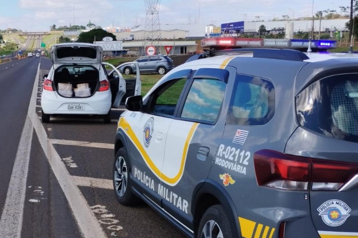 PM de Bauru flagra mulher com R$ 80 mil em maconha; VÍDEO