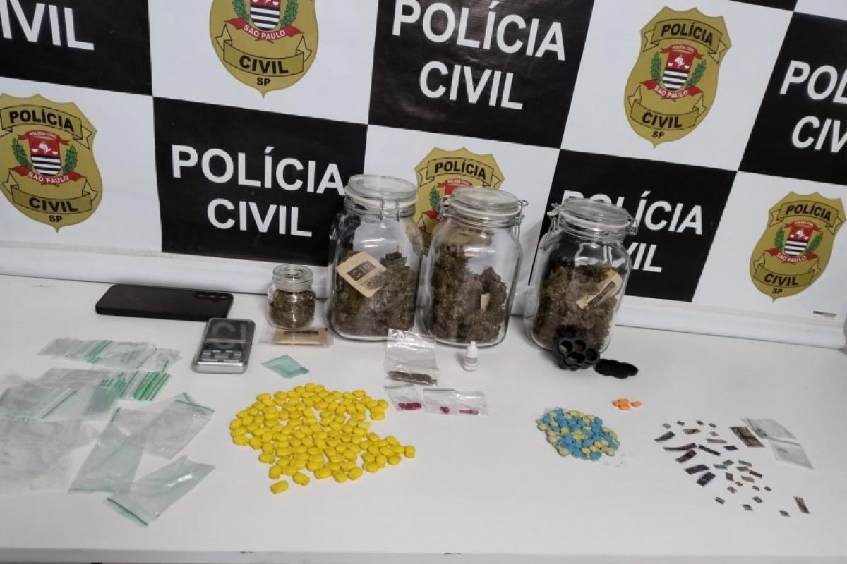 Polícia flagra comprimidos e LSD líquido em ação contra o tráfico