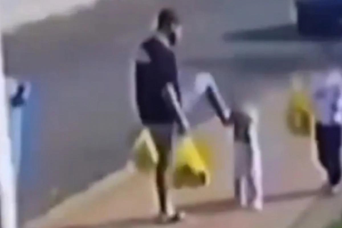 Polícia prende pai flagrado chutando filha de três anos no Paraná