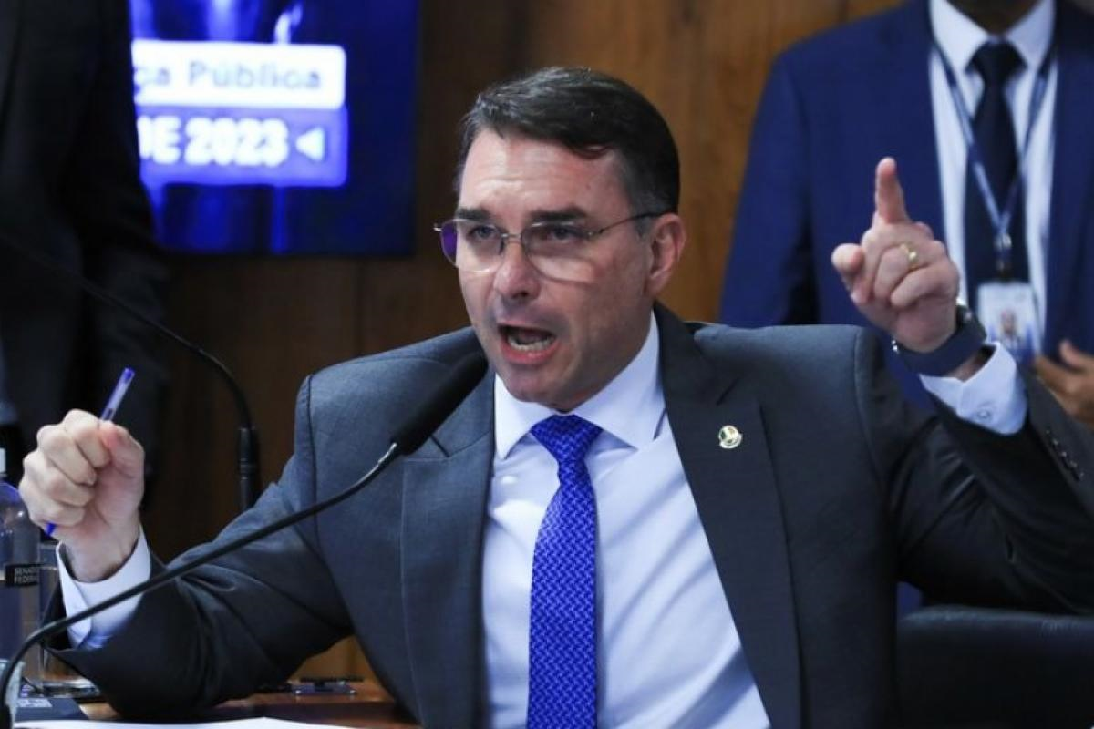 Por votos, Flávio promete celular e internet de graça a mulheres