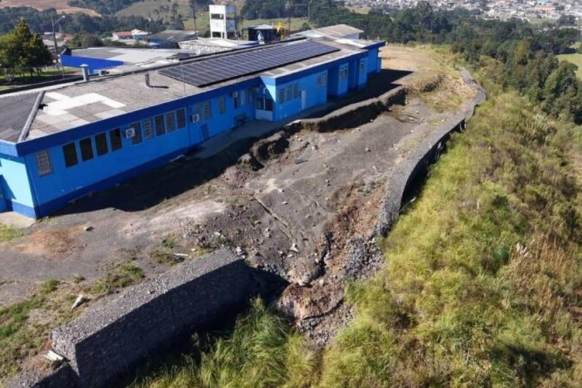 Prefeitura interdita hospital em morro com risco de deslizamento